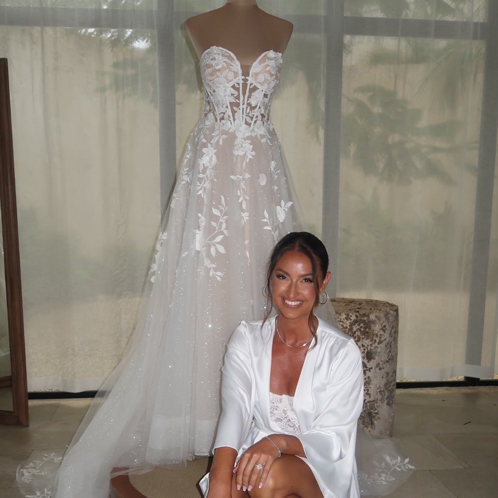 Wedding Gown Worn once and preserved - Picture 3 of 5